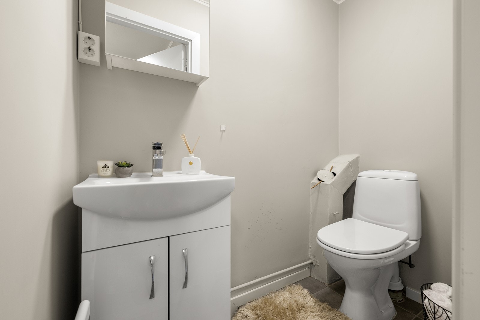 Separat toalettrom med gulvstående toalett og servantinnredning. Galleribilde