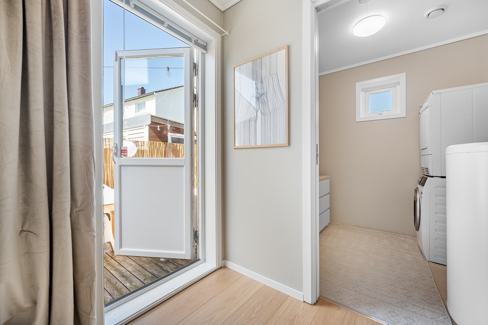 Praktisk plassert vaskerom rett ved kjøkkenet som gjør hverdagen enklere. Galleribilde