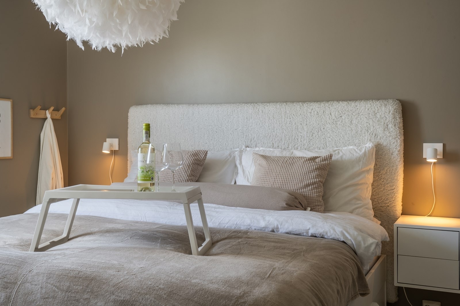 Huset har til sammen fire soverom, hvorav ett opprinnelig var ment som loftstue. Hovedsoverommet har god garderobeplass, og ett av soverommene har utgang til balkong. Galleribilde