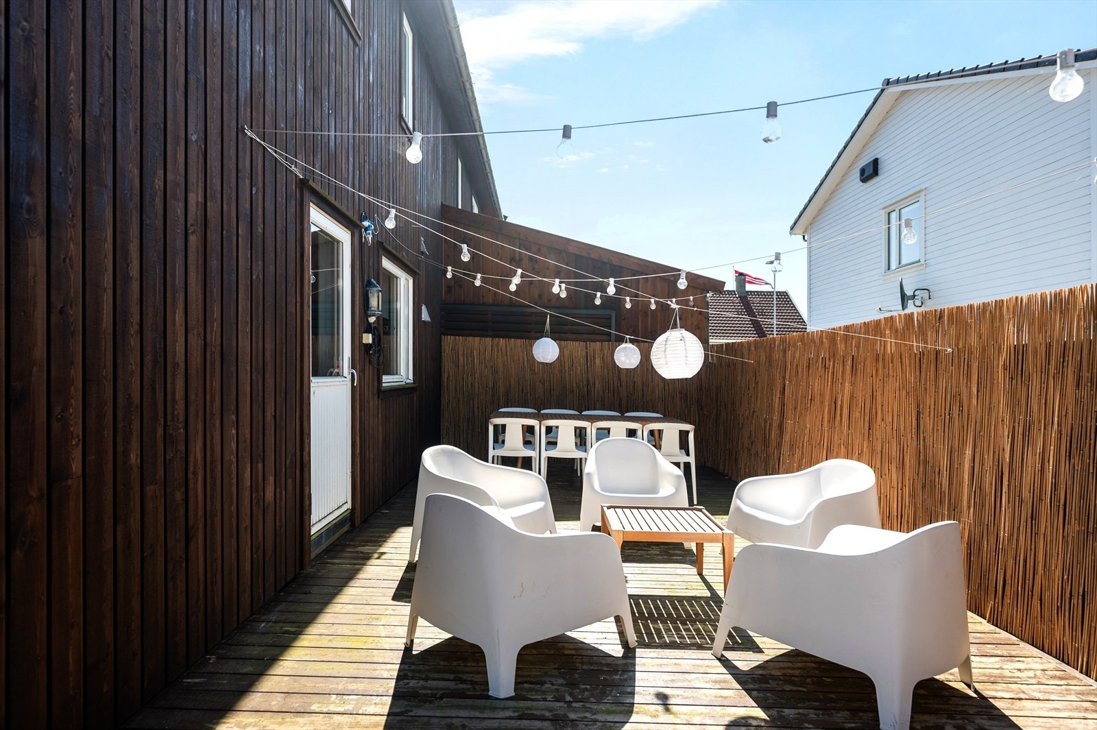 Romslig terrasse med plass til både lounge-område og spisebord. Galleribilde