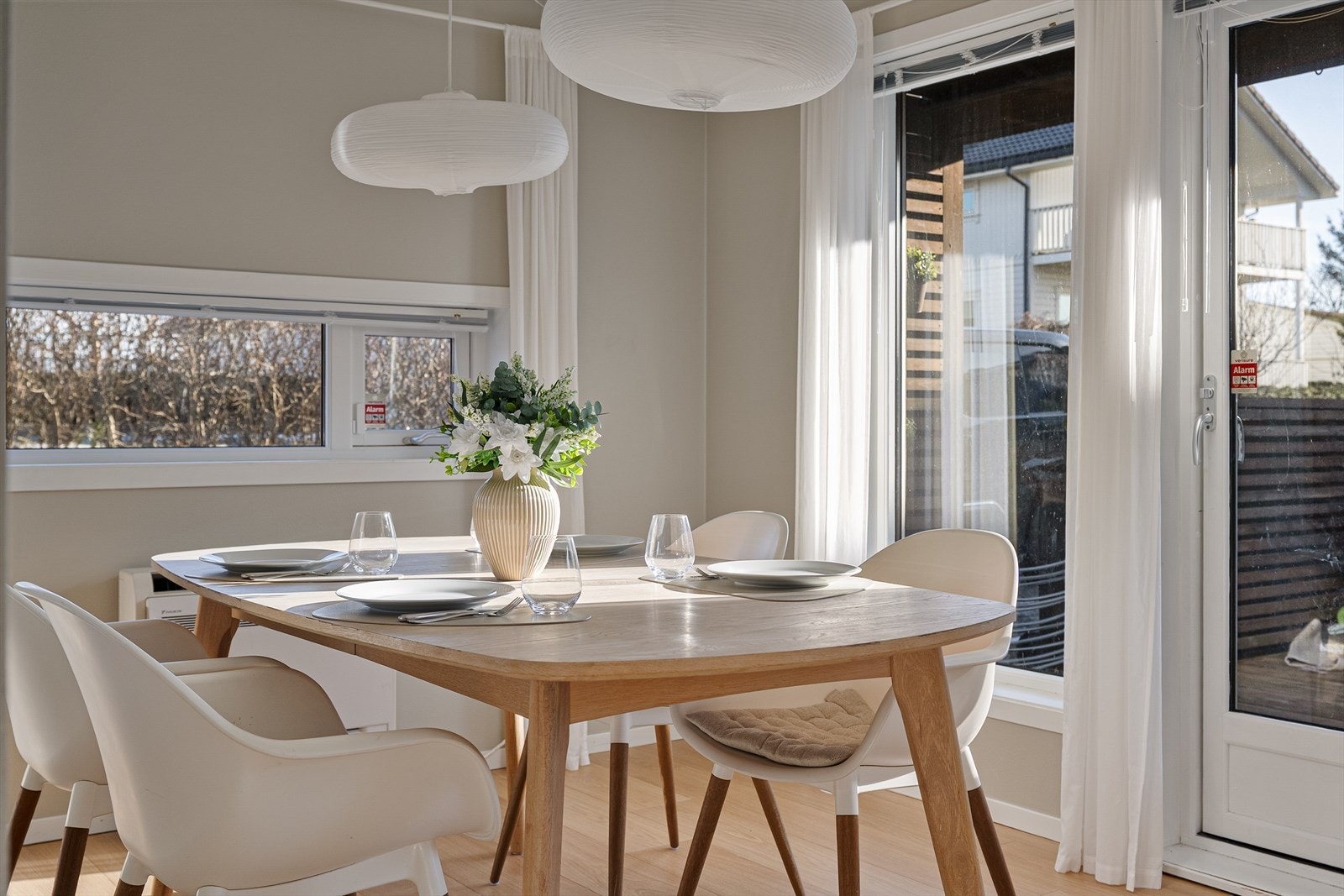 Dette flotte og moderne familiehuset har fått et skikkelig ansiktsløft i nyere tid, med tidsriktige farger og materialvalg. Huset har praktisk rominndeling i begge etasjer, og god plass til lek, avslapping og middag med familie og venner. Galleribilde