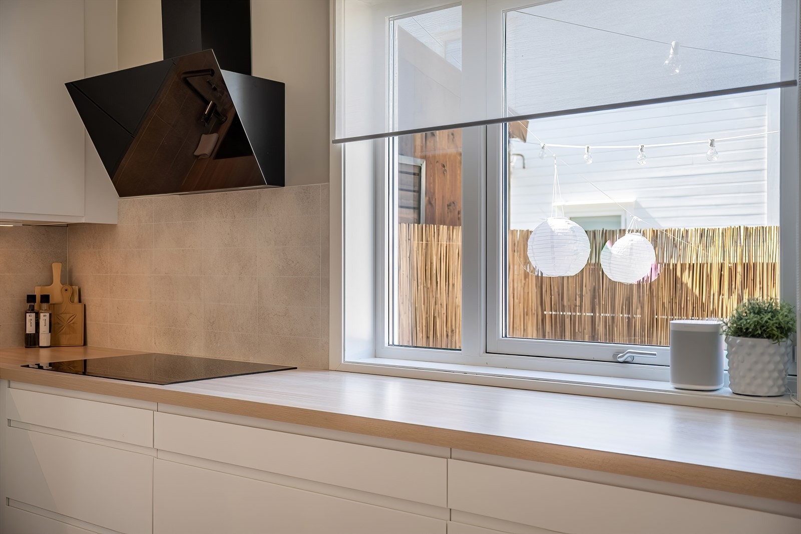 Kjøkkenet er velutstyrt med masse skapplass, og som i resten av huset er det brukt moderne innredning. Meget god benkeplass og godt dagslys gjør det enkelt og gøy å lage mat. Galleribilde