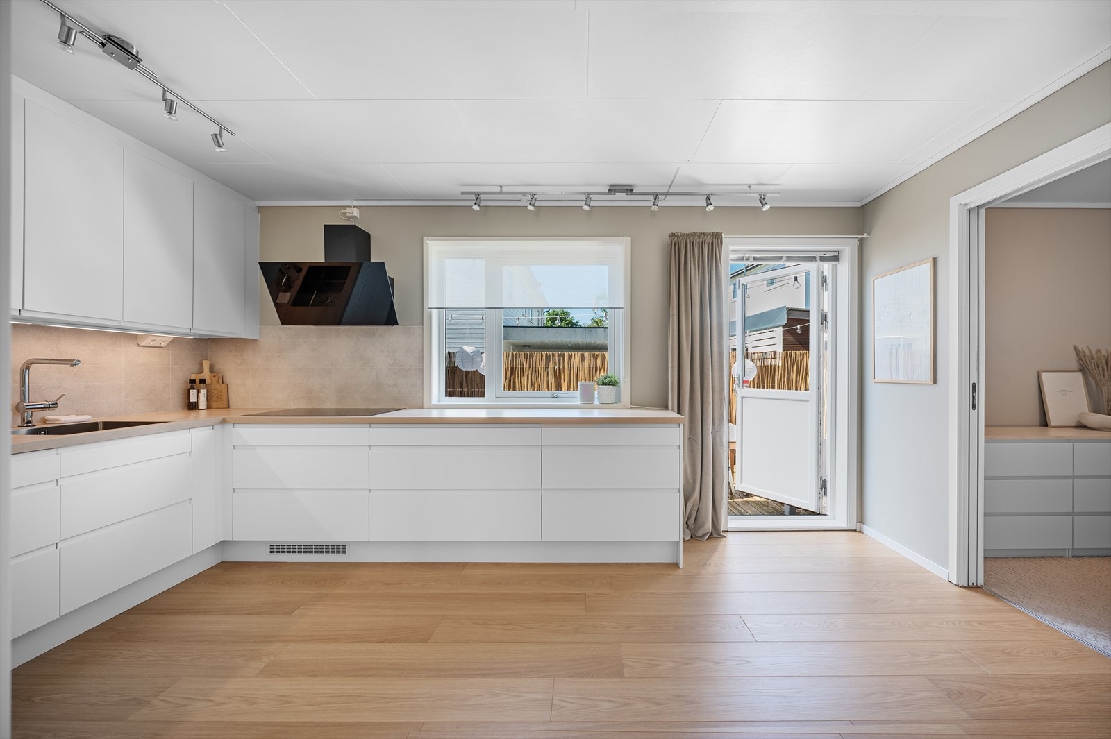 Fra kjøkkenet er det direkte utgang til den største terrassen. Galleribilde