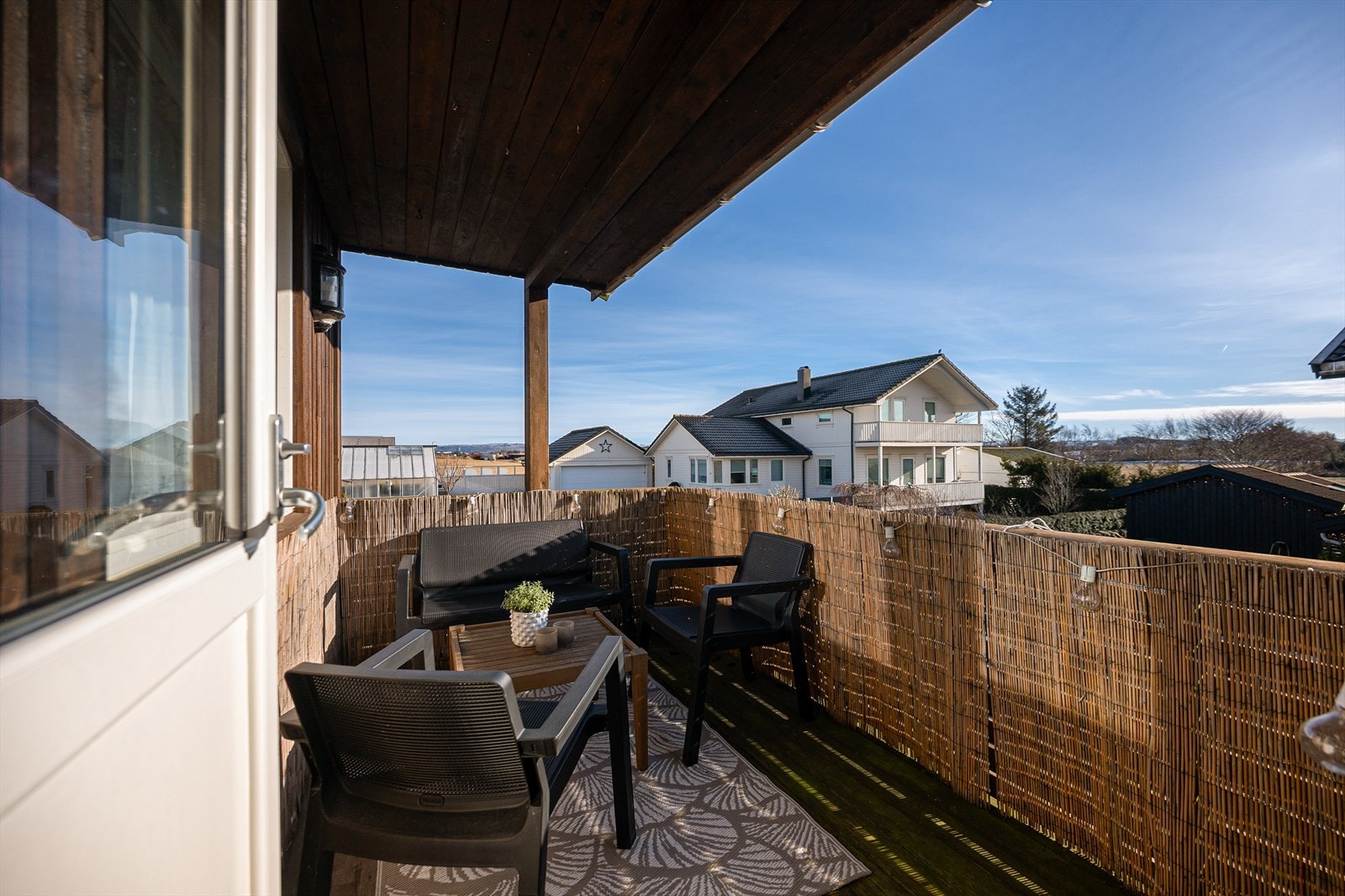 Balkong mot sør-øst med utgang fra soverom. Galleribilde