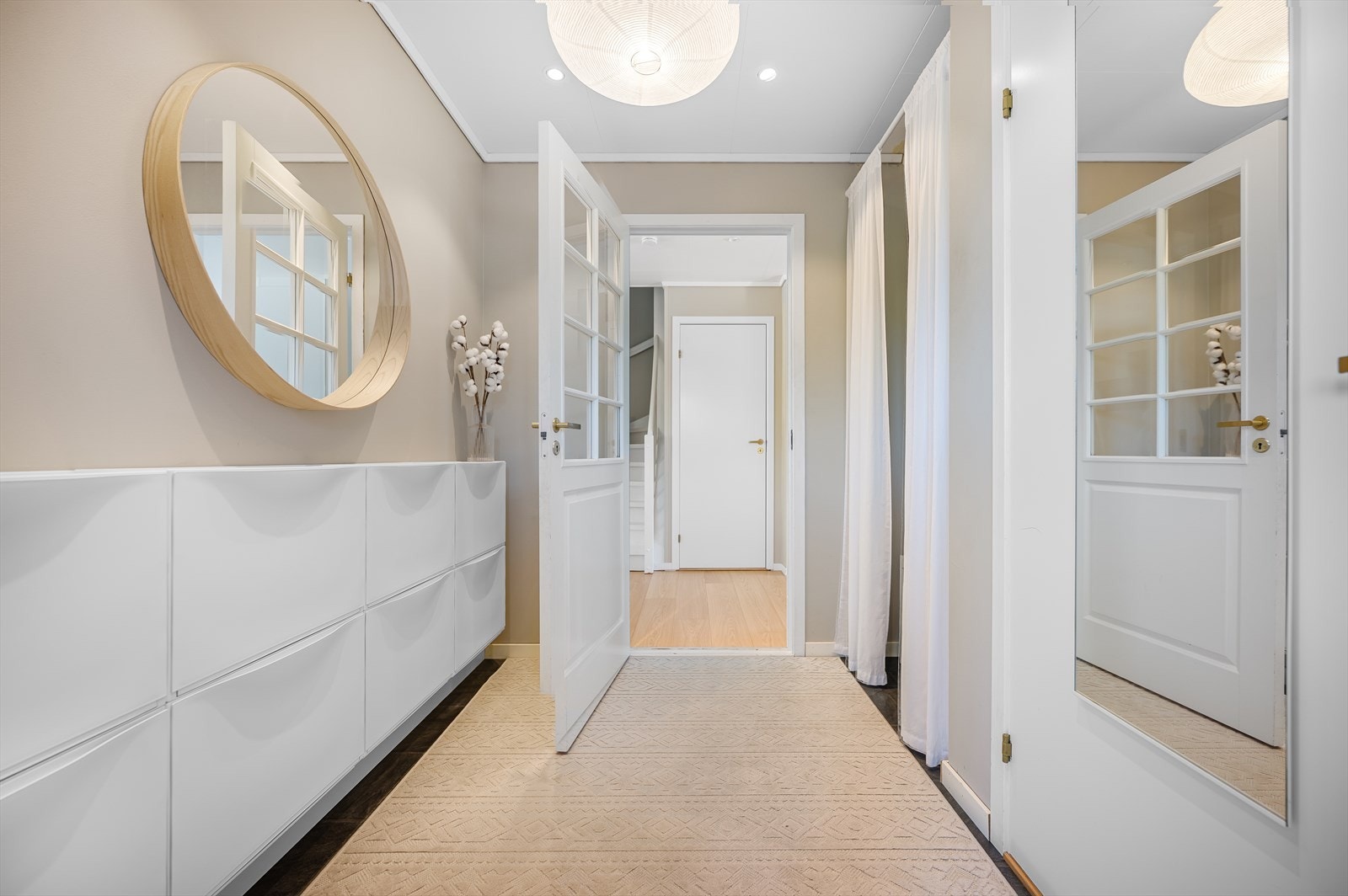 Harmoniske og jordnære farger som skaper ro, varme og en gjennomført stil i hele hjemmet. Galleribilde