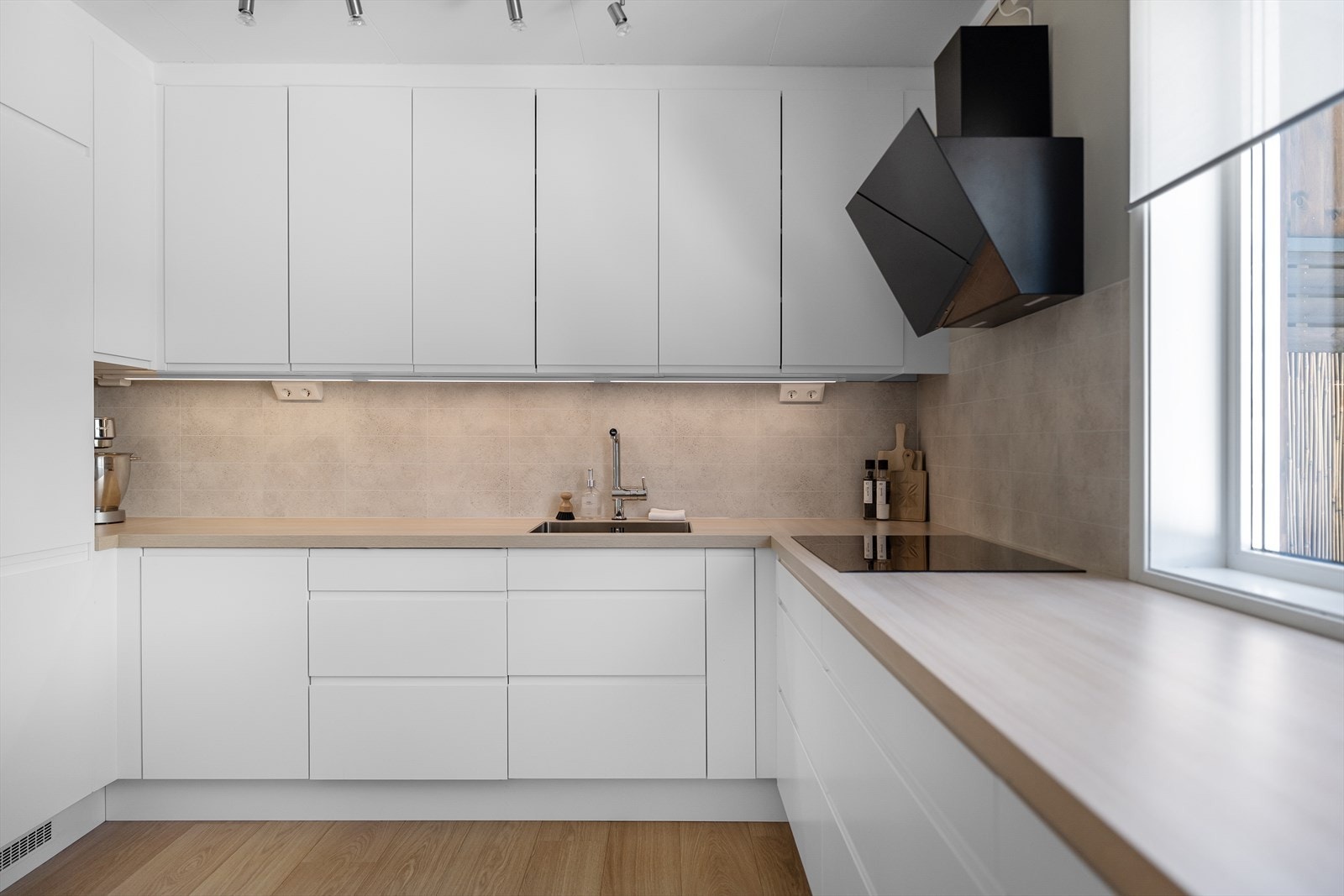 U-formen gir god arbeidsflyt og rikelig med skap- og benkeplass. Galleribilde