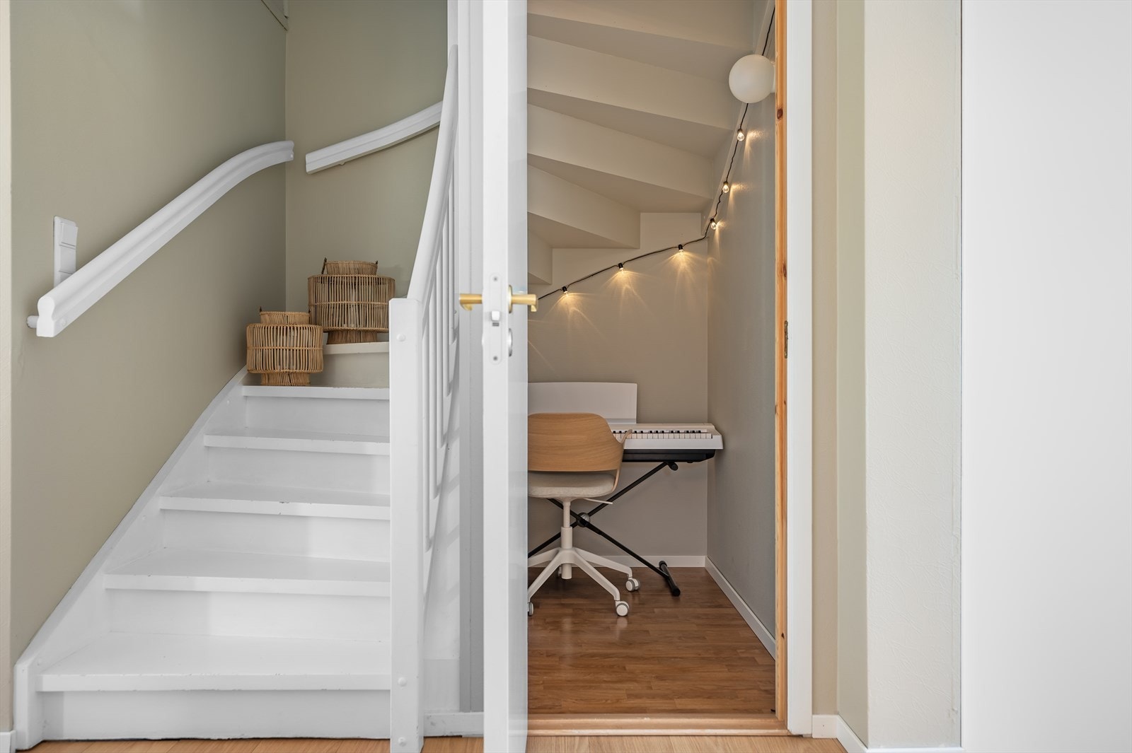 Praktisk bod (eller musikkstudio) under trapp. Galleribilde