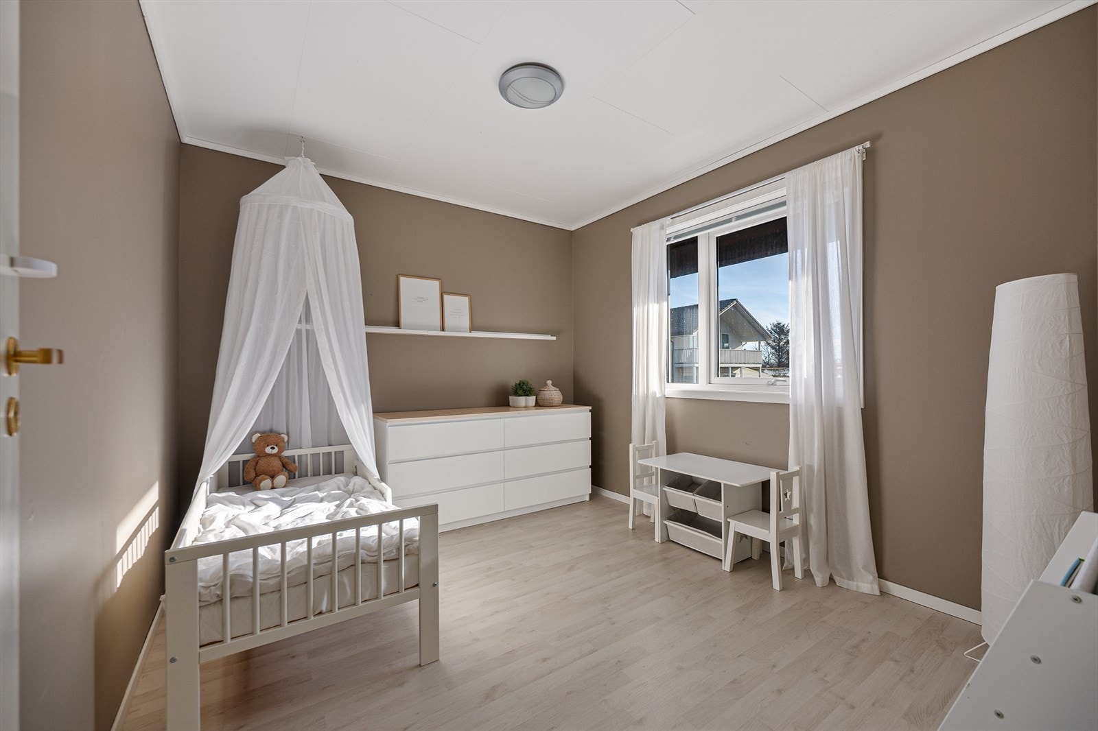 Allsidig rom med en varm bruntone - perfekt som barnerom, gjesterom eller hobbyrom. Galleribilde