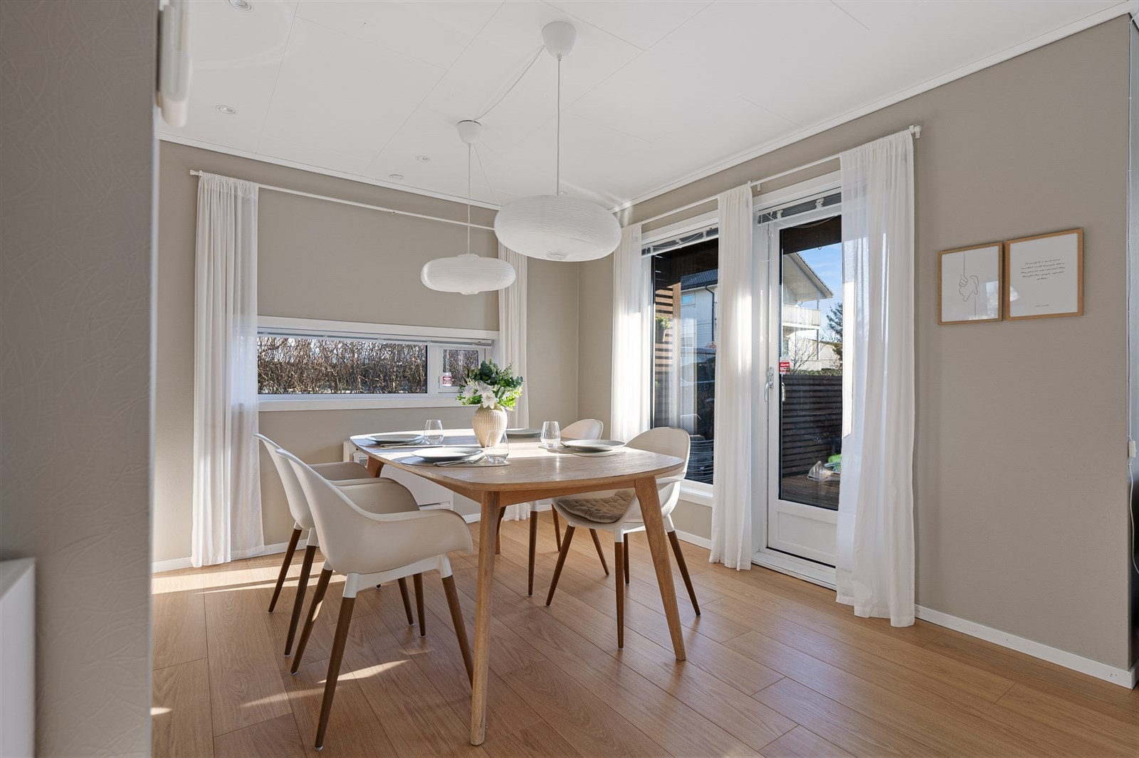 Spisestue med utgang til skjermet og solrikt uteområde. Galleribilde