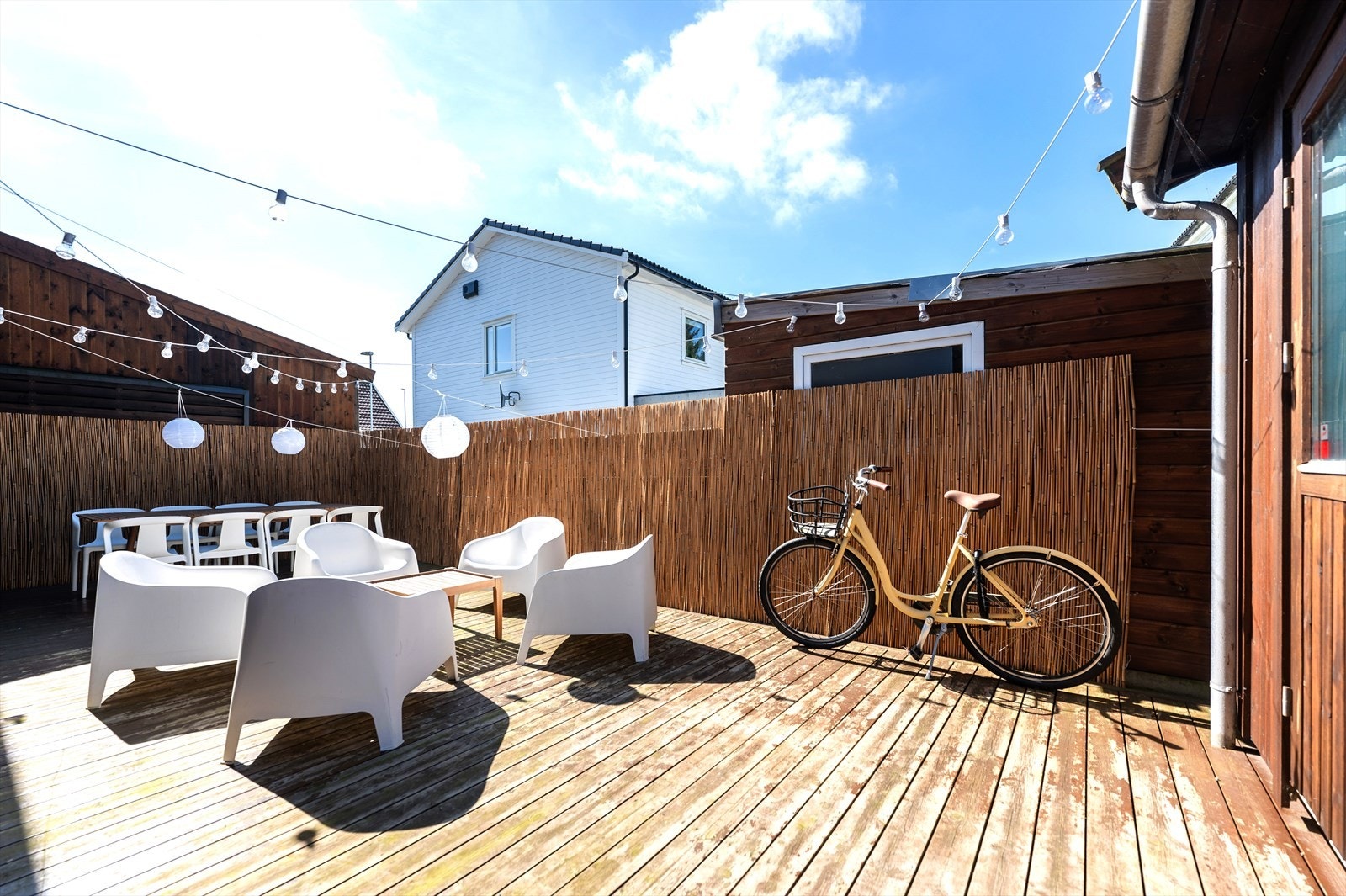 Den utvendige boden gir god plass til oppbevaring av hageredskaper, utemøbler og annet sesongutstyr. Galleribilde