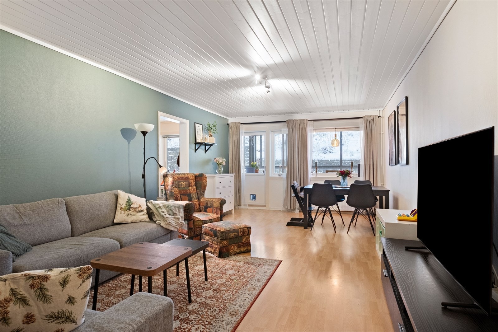 Lys og luftig stue med store vindusflater Galleribilde