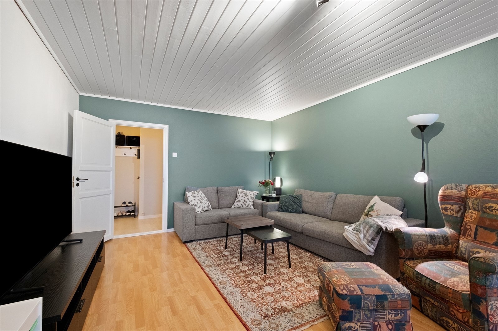 Her er det god plass til stor sofagruppe Galleribilde