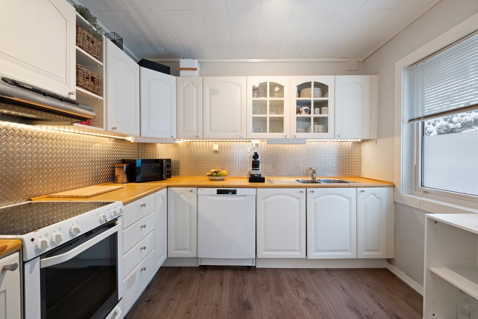 Lyst og romslig kjøkken Galleribilde