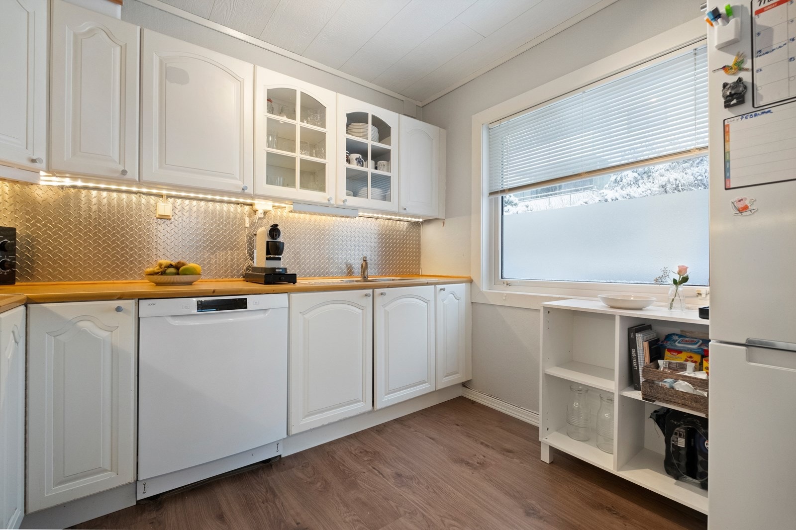 God plass til mye oppbevaring på kjøkken Galleribilde