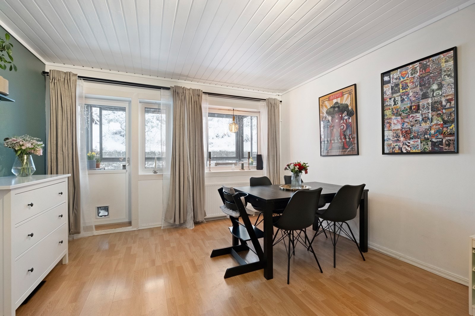 Fra stuen er det utgang til innglasset balkong Galleribilde