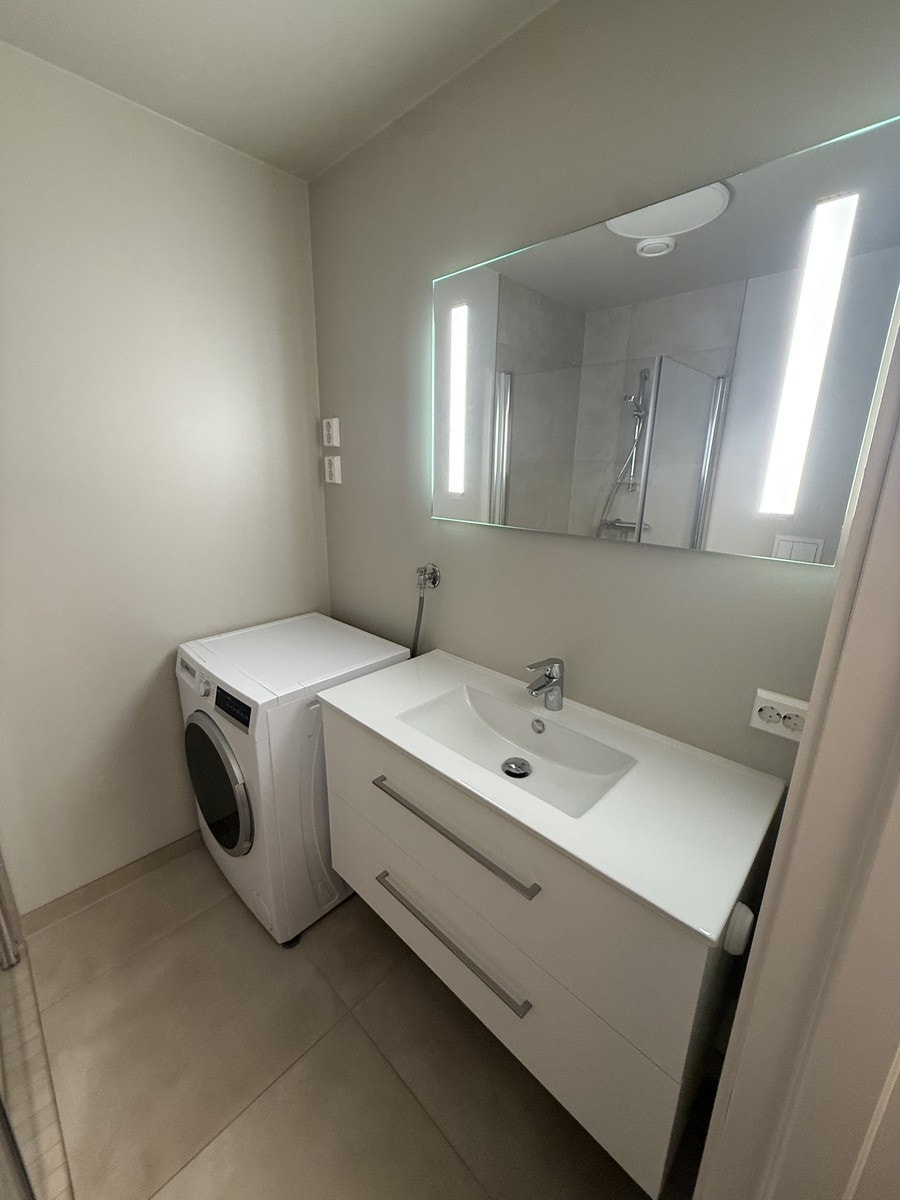 Bad m/ kombi vaskemaskin/ tørketrommel Galleribilde