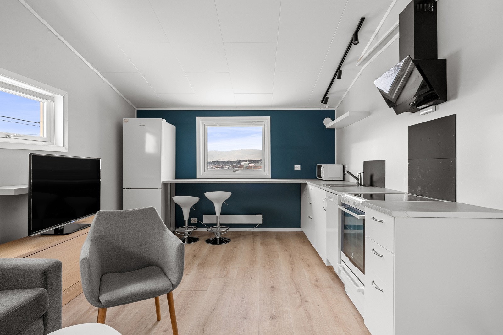 Det er god takhøyde, malte veggoverflater og store vindusflater som gir rikelig med lys inn Galleribilde