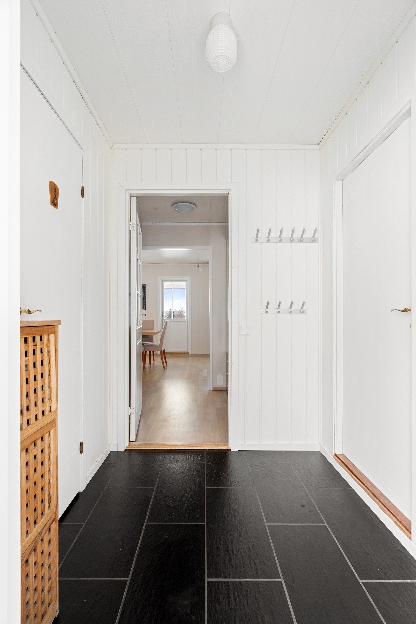 Fra entréen er det adkomst til gjestetoalett og vaskerom - veldig praktisk for en barnefamilie! Galleribilde