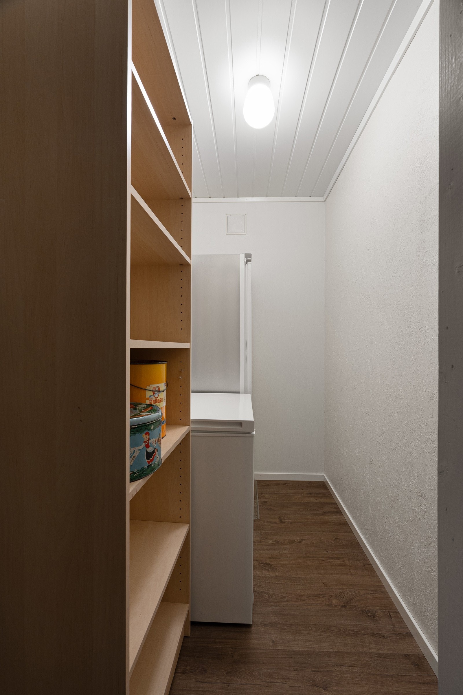 Bod i hovedetasje med plass til både hyller og fryseboks/-skap. Det skal etableres branndør til soverom 4. Galleribilde