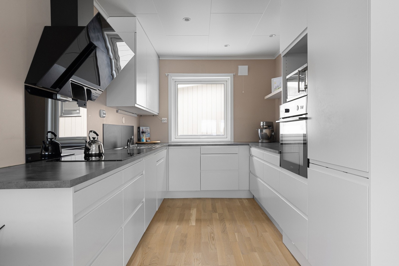 Stilrent kjøkken fra Epoc (nytt 2021) med lyse fronter og integrerte hvitevarer Galleribilde