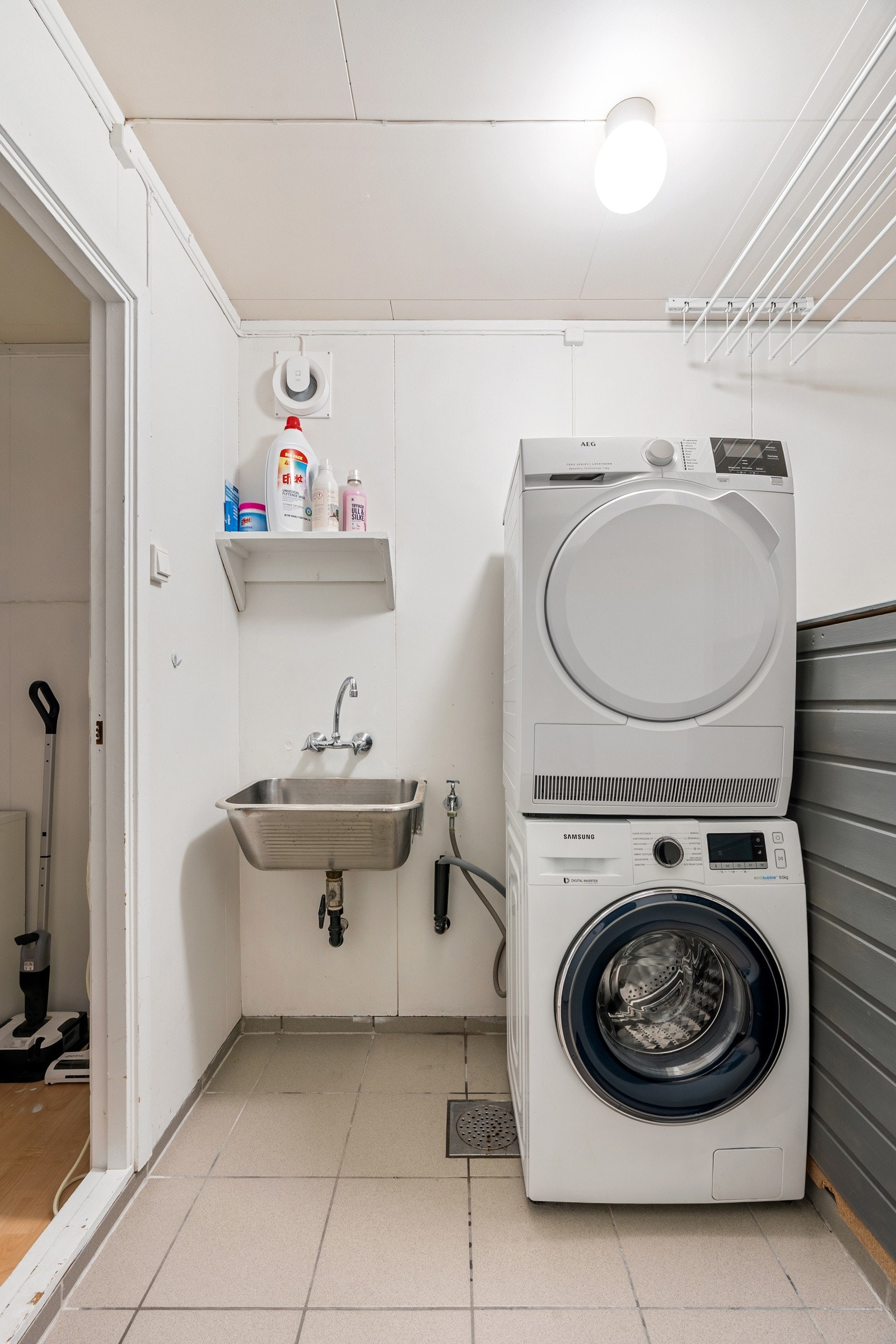 Separat vaskerom i sokkelleilighet med skyllekum og plass til tørketrommel. Det er eget sikringsskap og varmtvannsbereder i leiligheten Galleribilde