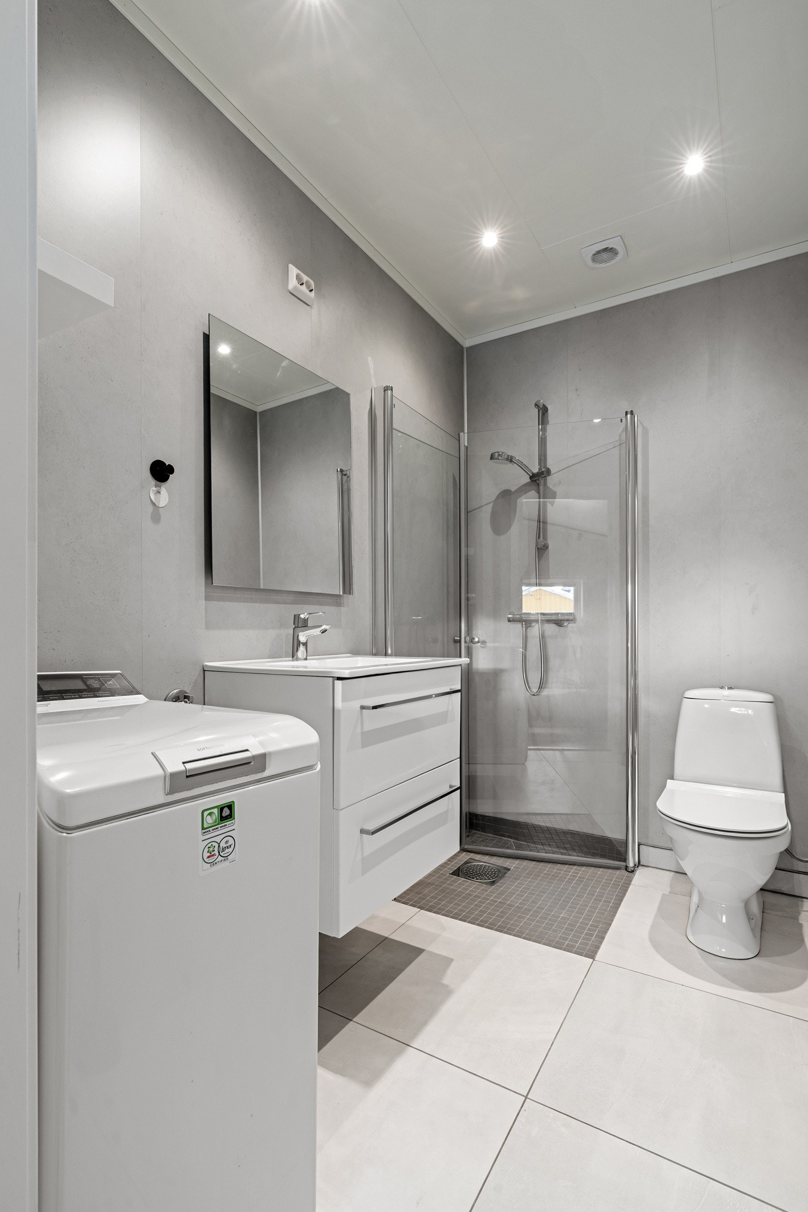 Det andre badet er pusset opp i 2023. Badet har fliser på gulv, gulvvarme og downlights i himling. Galleribilde