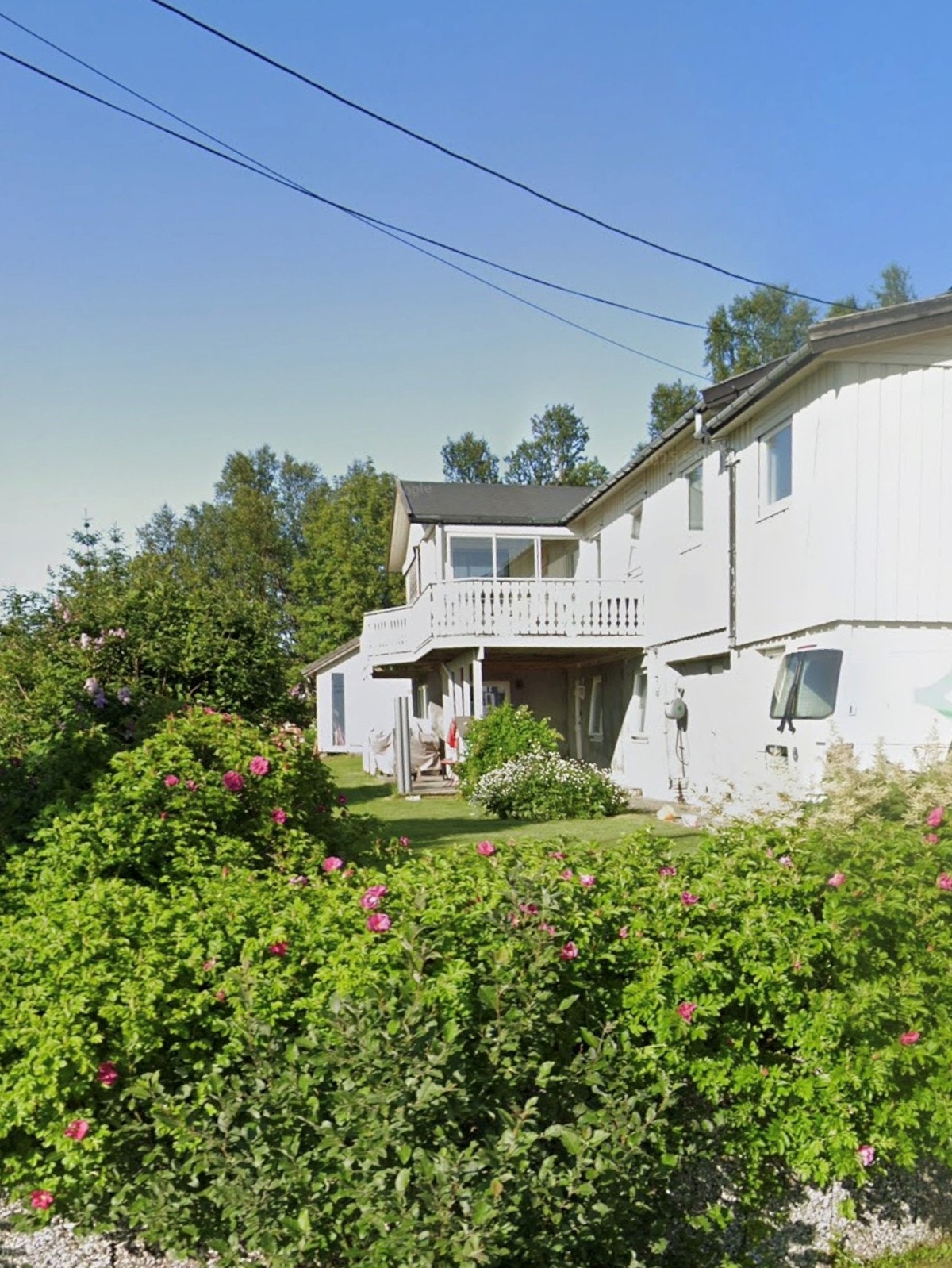 Det er godkjent 3-roms sokkelleilighet, som gir gode leieinntekter. Det er lagt nytt takshingel i 2011. Selgers private foto. Galleribilde