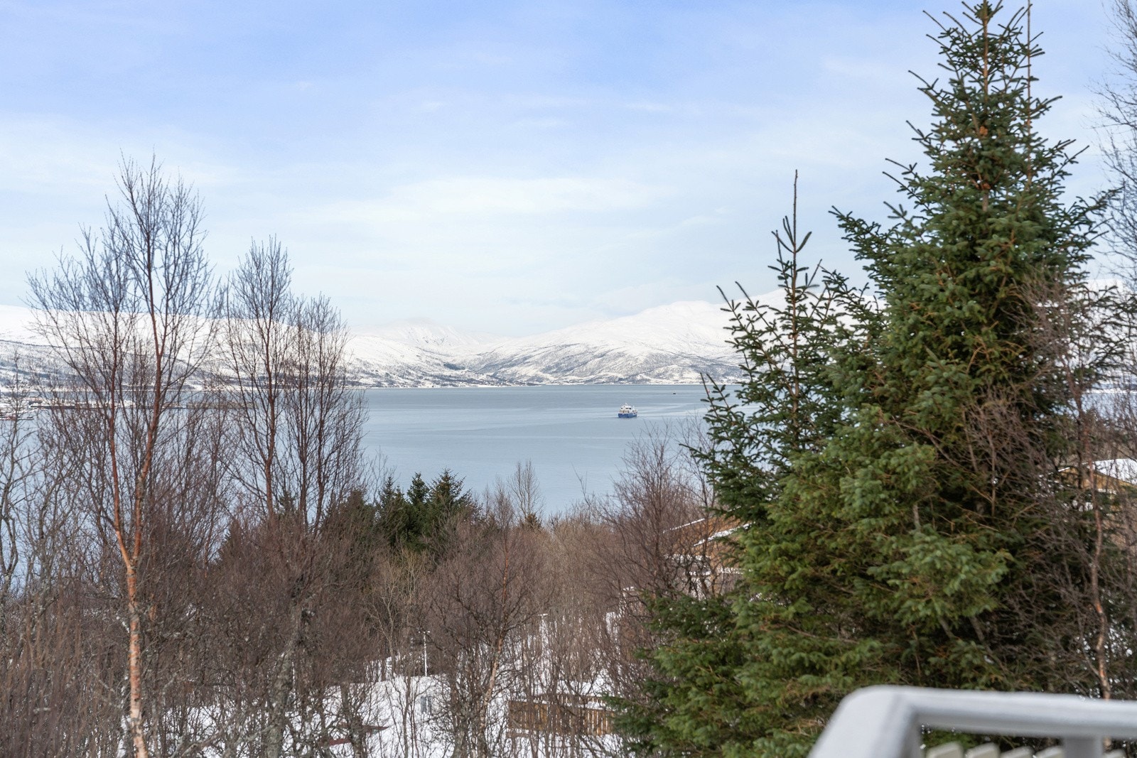 Fantastisk utsikt mot sjø, fjell og vakker natur - en perfekt ramme for avslapning og hygge Galleribilde