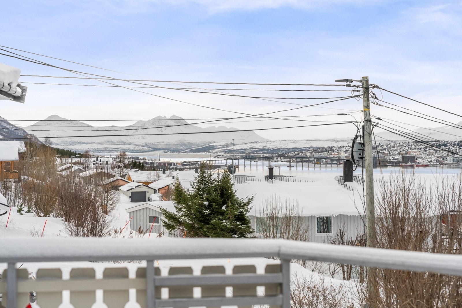 Eiendommen ligger fint til i høyden med fott utsikt mot Tromsøya, sundet og Tromsøbrua! Galleribilde