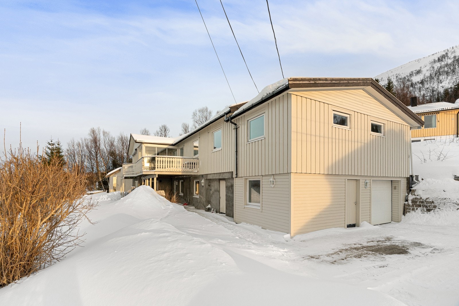 Det er egen inngang til sokkelleiligheten, som er utleid for kr 16 000,- / mnd. Galleribilde