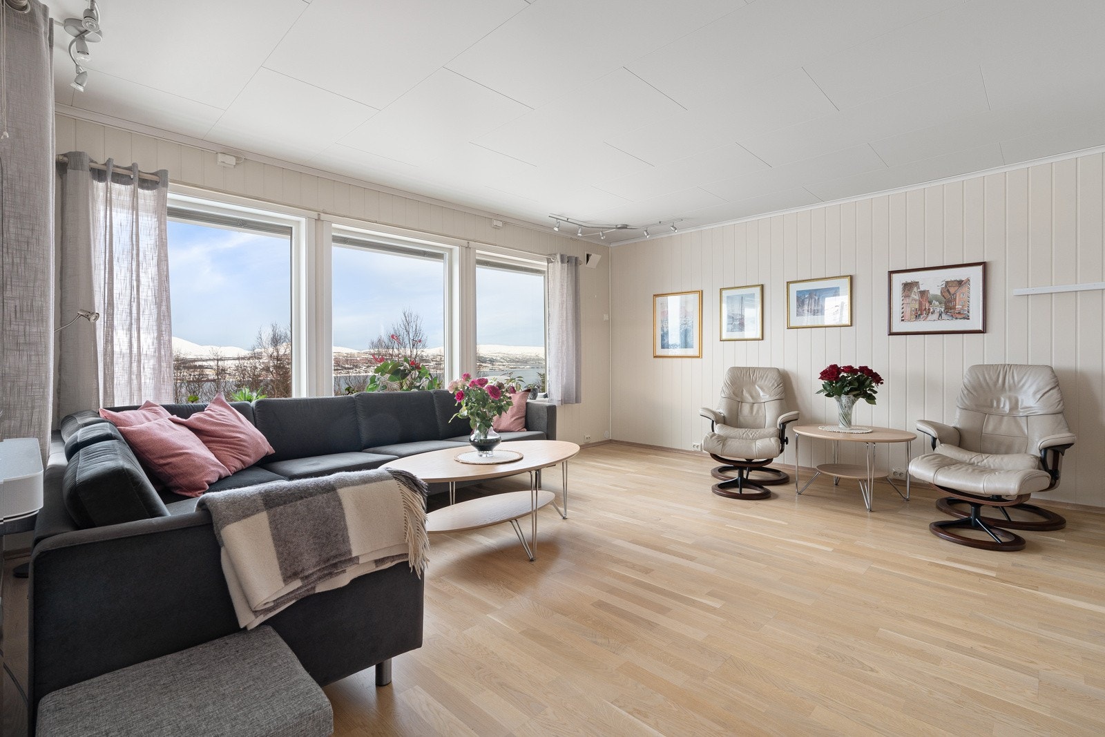 Stuen har store vindusflater, som gir rikelig med naturlig lys inn. Nesten alle vinduer i huset er skiftet i perioden 2017-21 Galleribilde