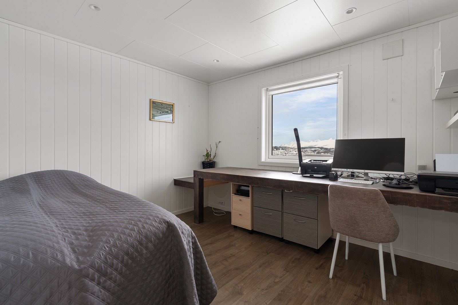 Soverom 3 er av god størrelse og har laminatgulv, varmefolie i gulv og malte veggoverflater Galleribilde