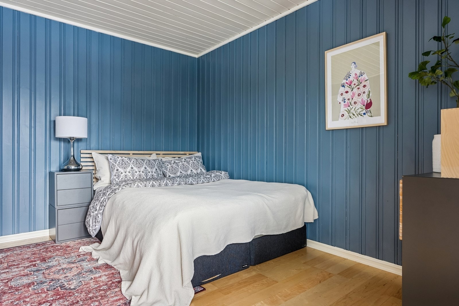 God plass til dobbeltseng med tilhørende møblement. 1(4) Galleribilde