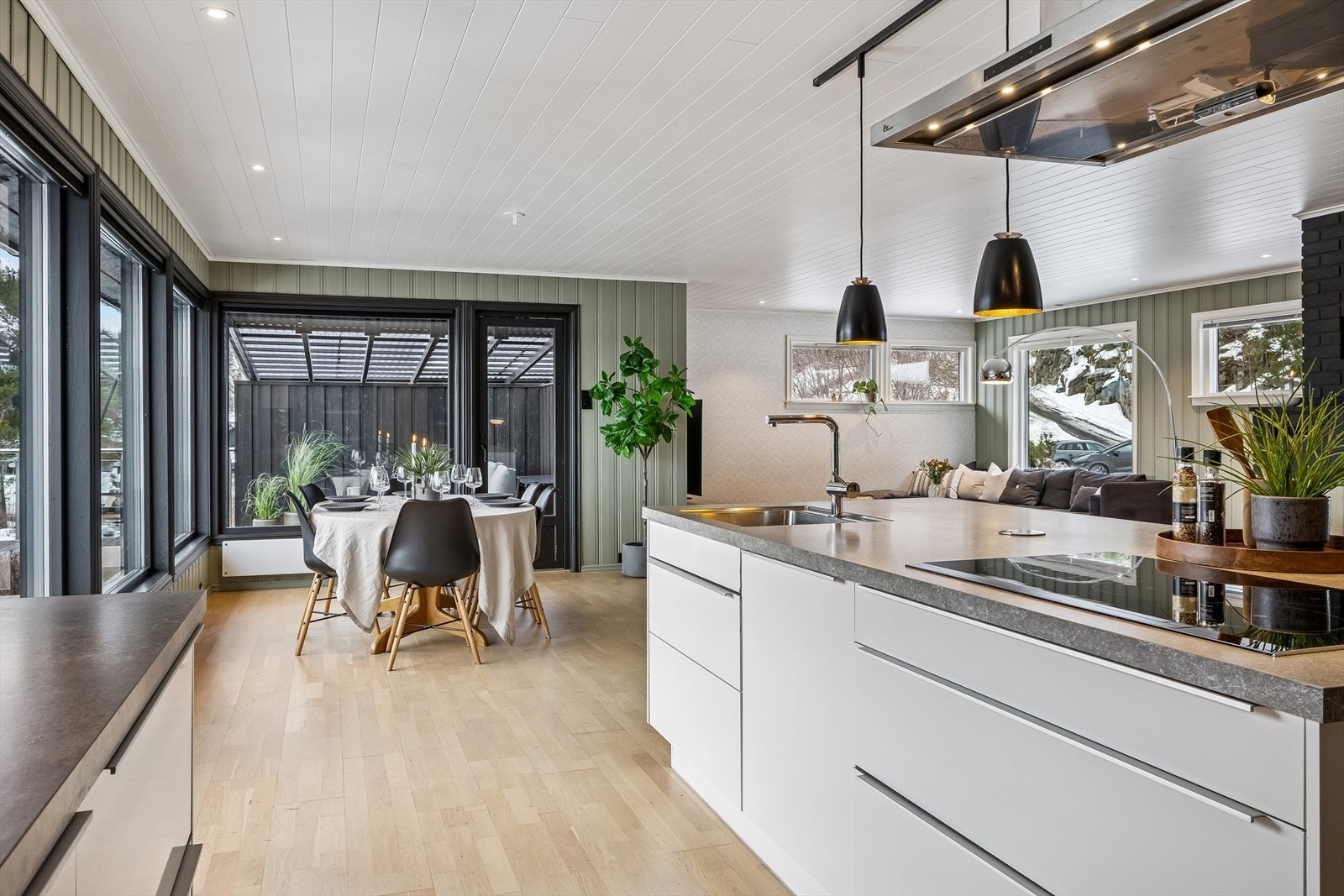 Vinduer på stue/kjøkken antas å være byttet i perioden mellom 2014 og 2018. Galleribilde