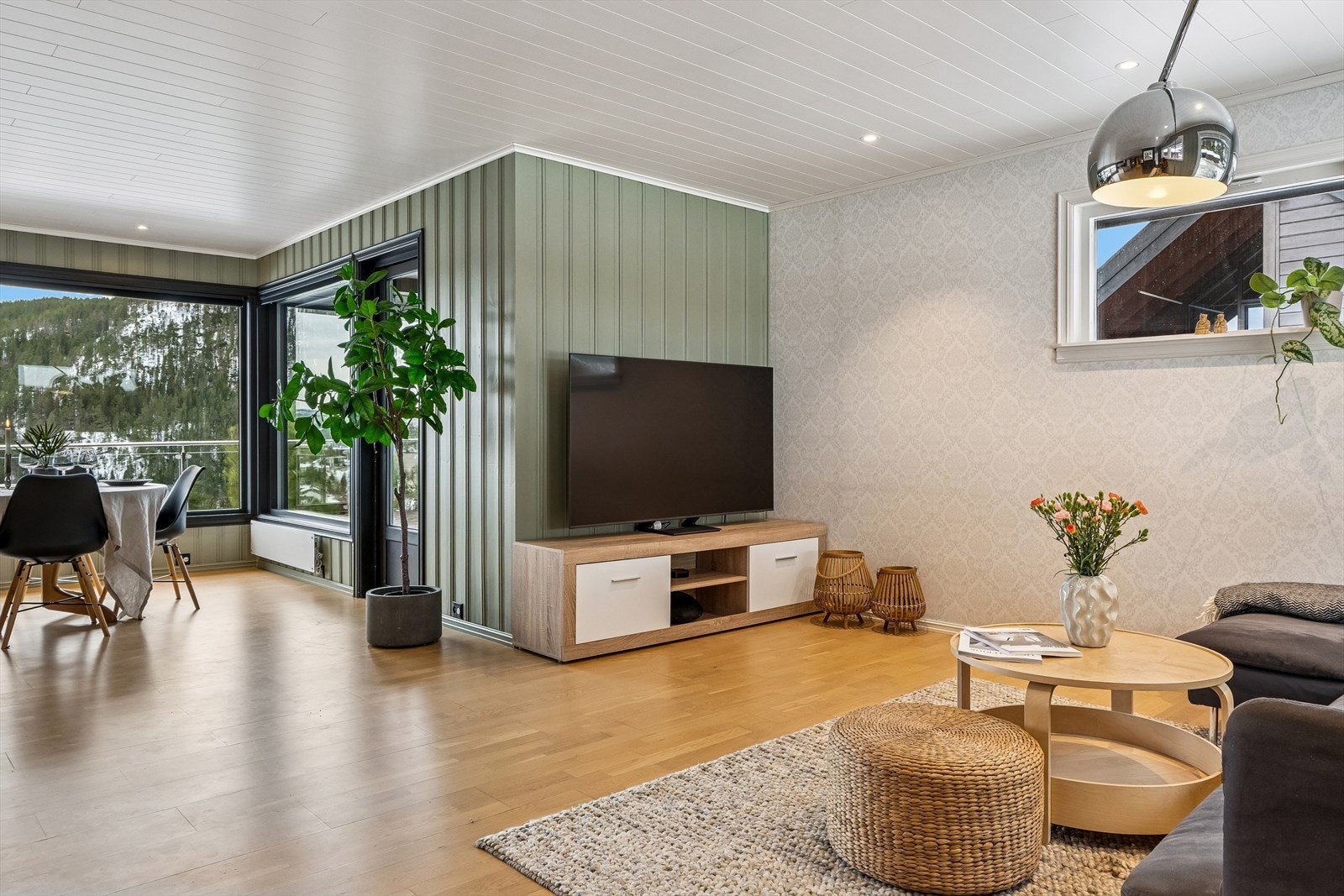 På stue/kjøkken er det lagt parkett på gulv. Galleribilde