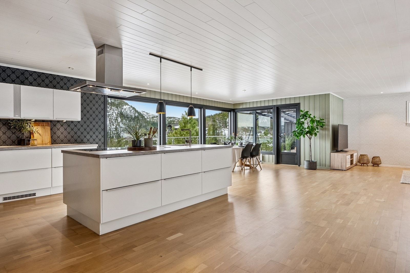 Stilrent kjøkken med lyse slette fronter og laminat benkeplate. Kjøkkeninnredning fra 2014. Galleribilde