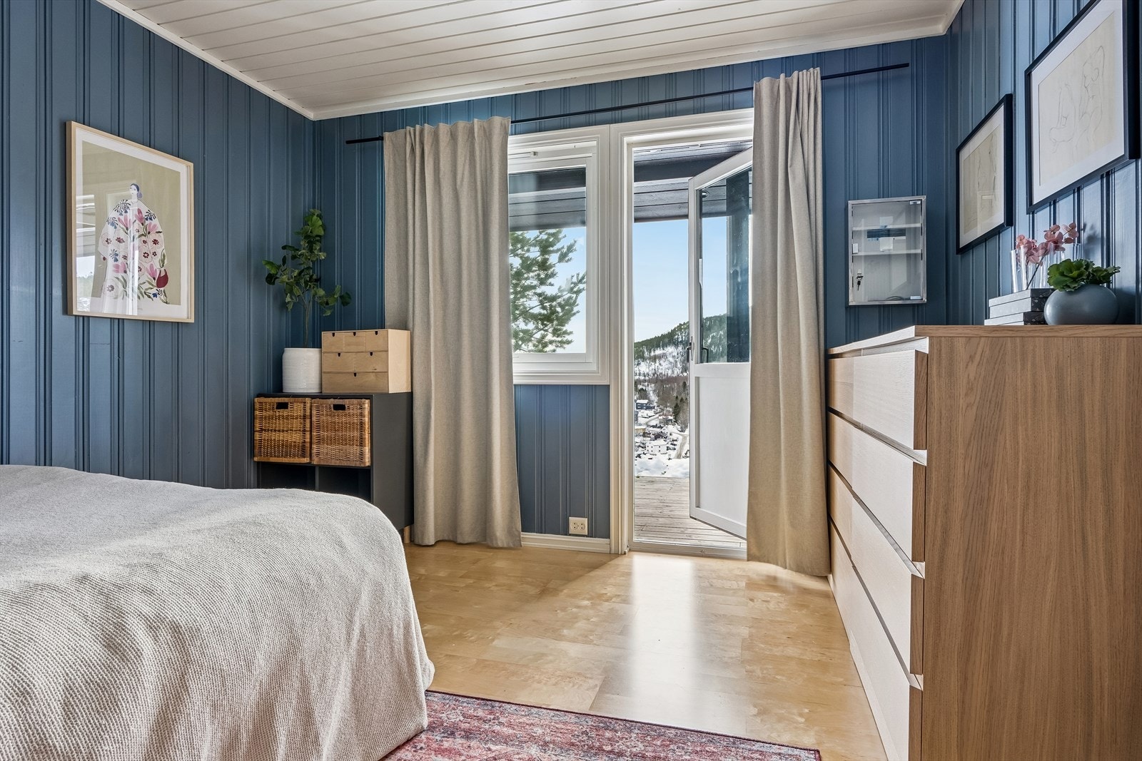 Fra soverommet er det egen dør ut til terrassen. 1(4) Galleribilde