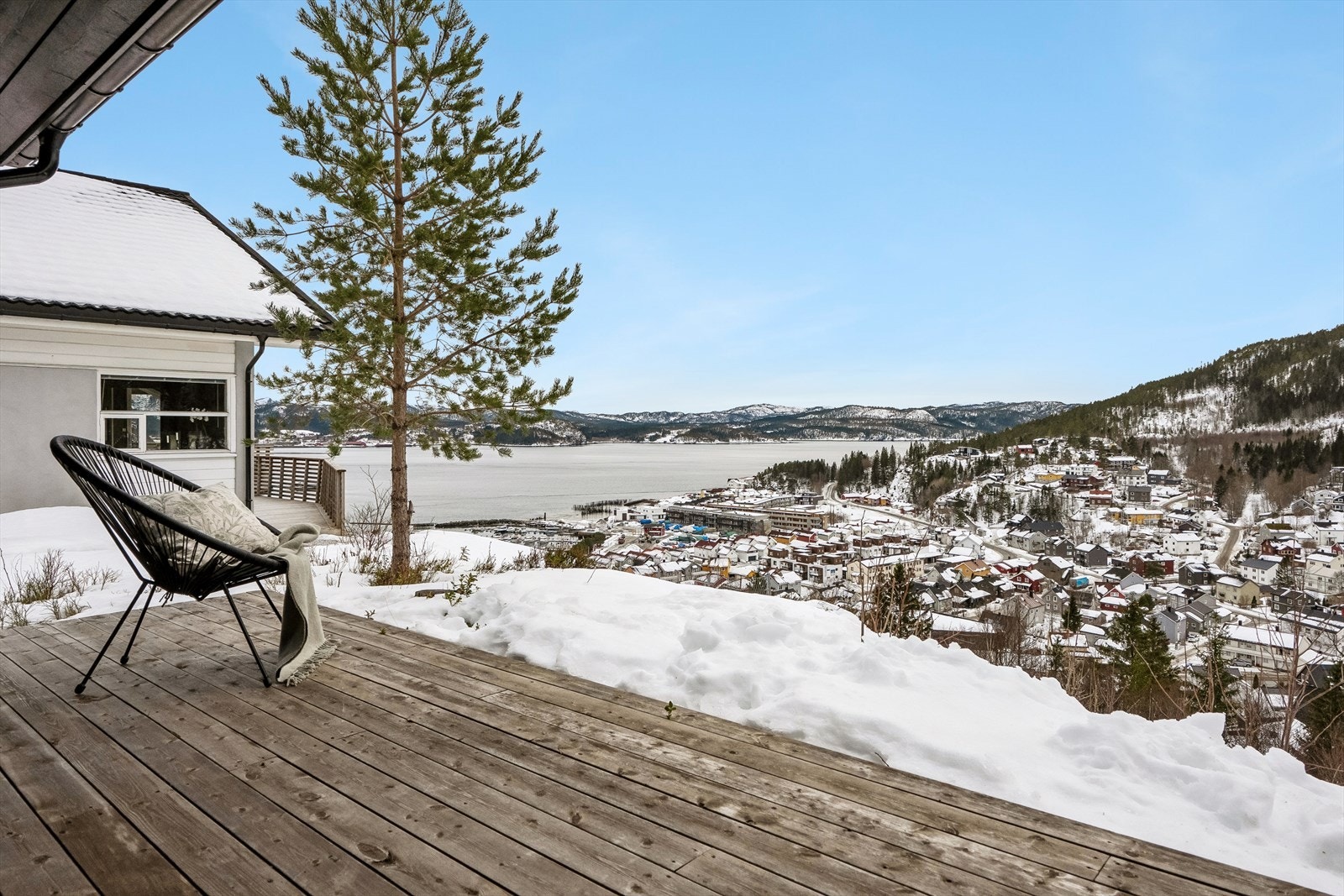 Terrassen er oppført med impregnerte bærekonstruksjoner med glassrekkverk på deler av terrassen. Galleribilde