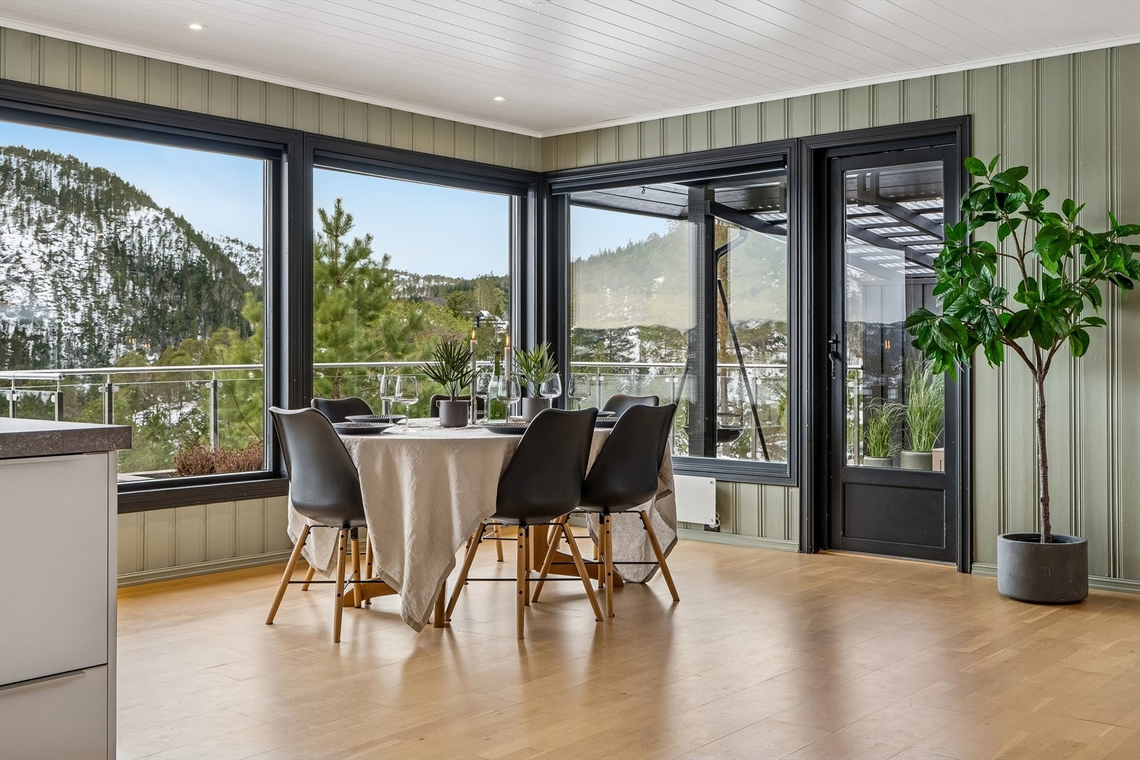 Romslig stue med god plass til spisebord med tilhørende møblement. Galleribilde