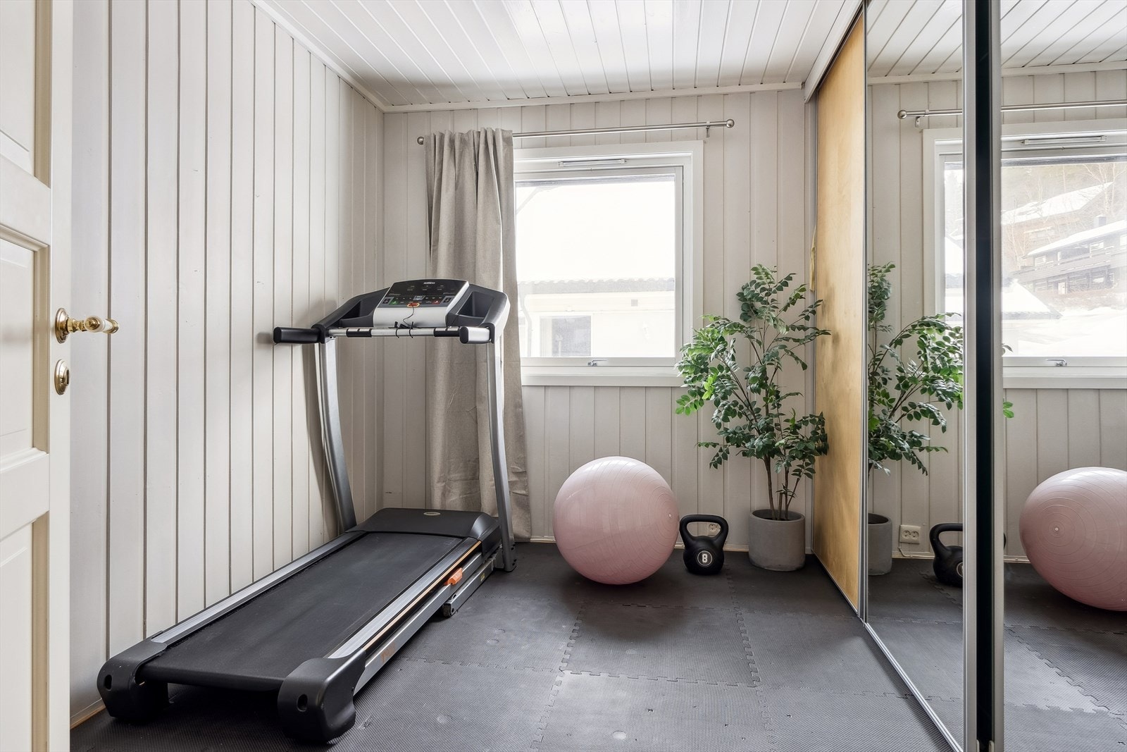 Soverom 4(4)innredet med treningsutstyr. Her er det også montert praktisk skyvedørsgarderobe for oppbevaring. Galleribilde