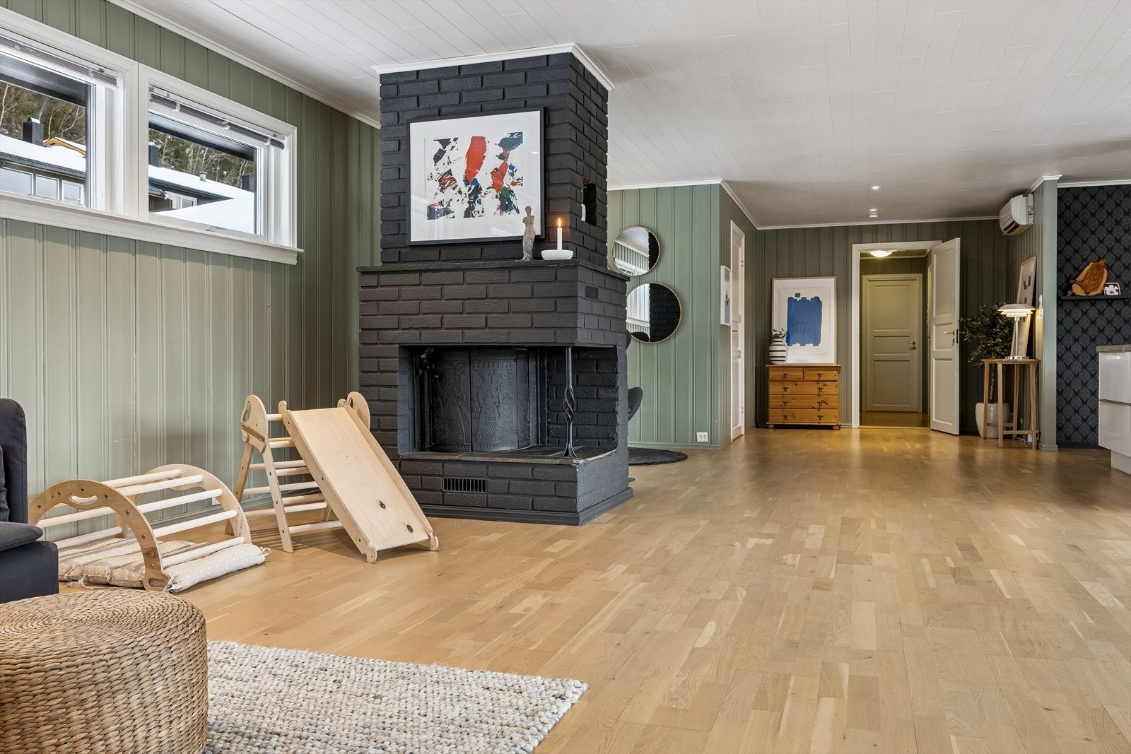 Murt elementpipe. Pipa er tilsluttet med peis med lukket peisinnsats, samt en vedovn. Galleribilde