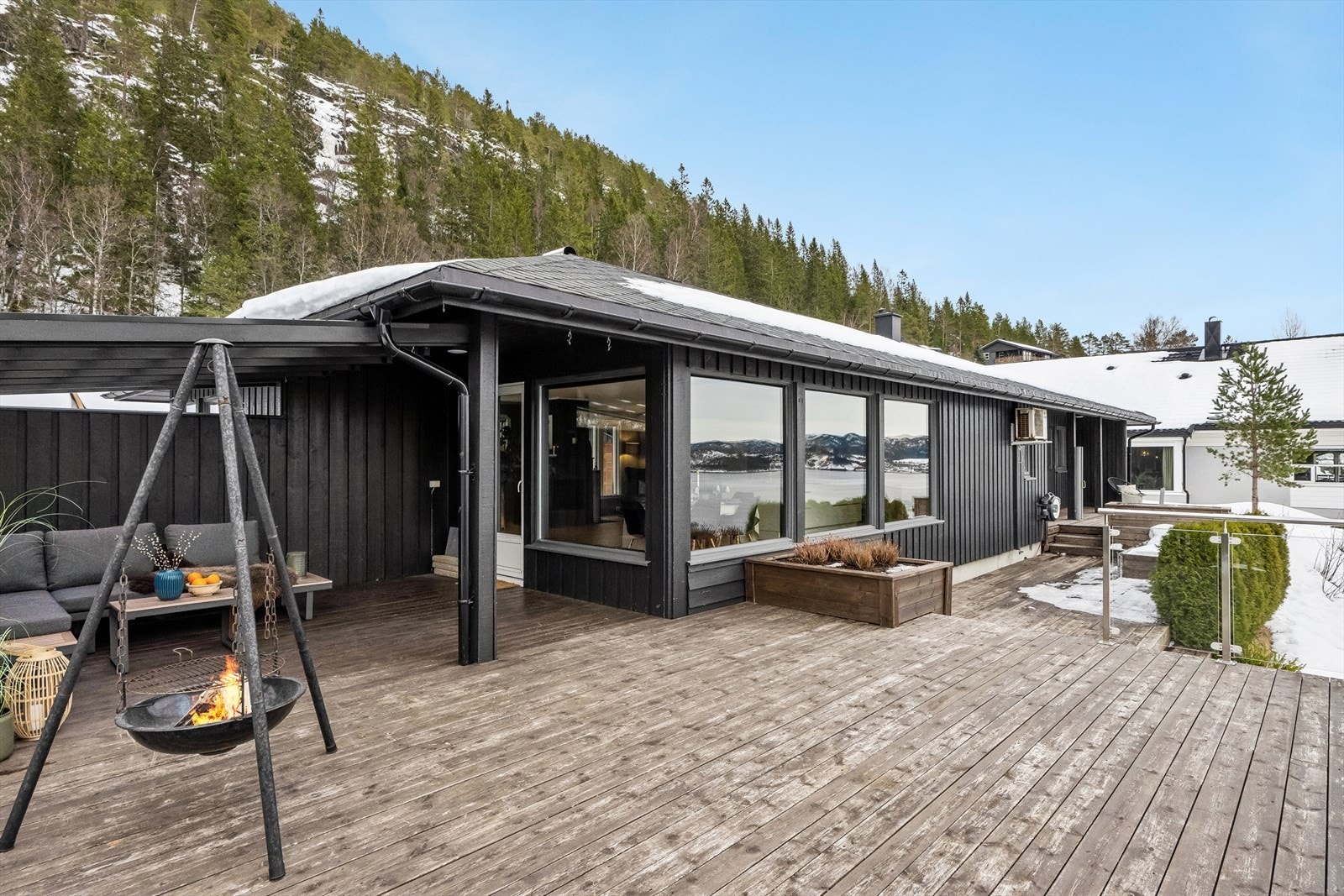 Stor terrasse med gode muligheter for ønsket møblering. Galleribilde