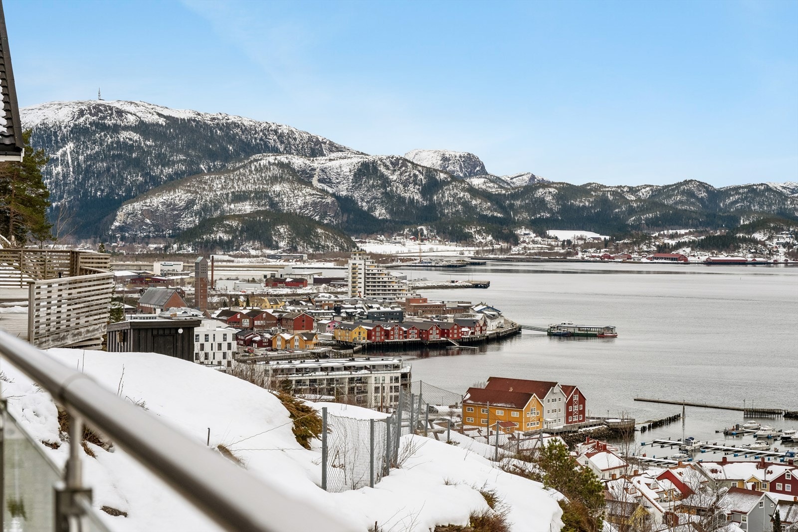 Boligen har en høy og fin beliggenhet, noe som gir en fantastisk utsikt utover Namsenfjorden og byen. Galleribilde