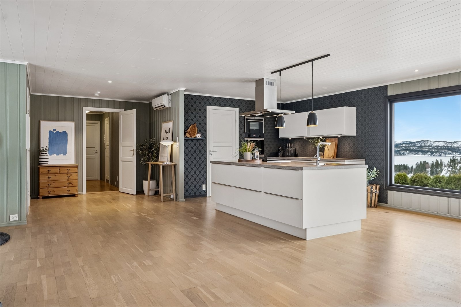 Bak kjøkkenet er det et praktisk grovkjøkken med egen utgang til balkong. Galleribilde