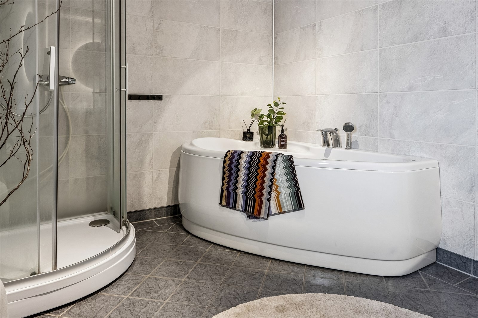 Oppvarming med gulvvarme. Ventilering via elektrisk vifte. Galleribilde