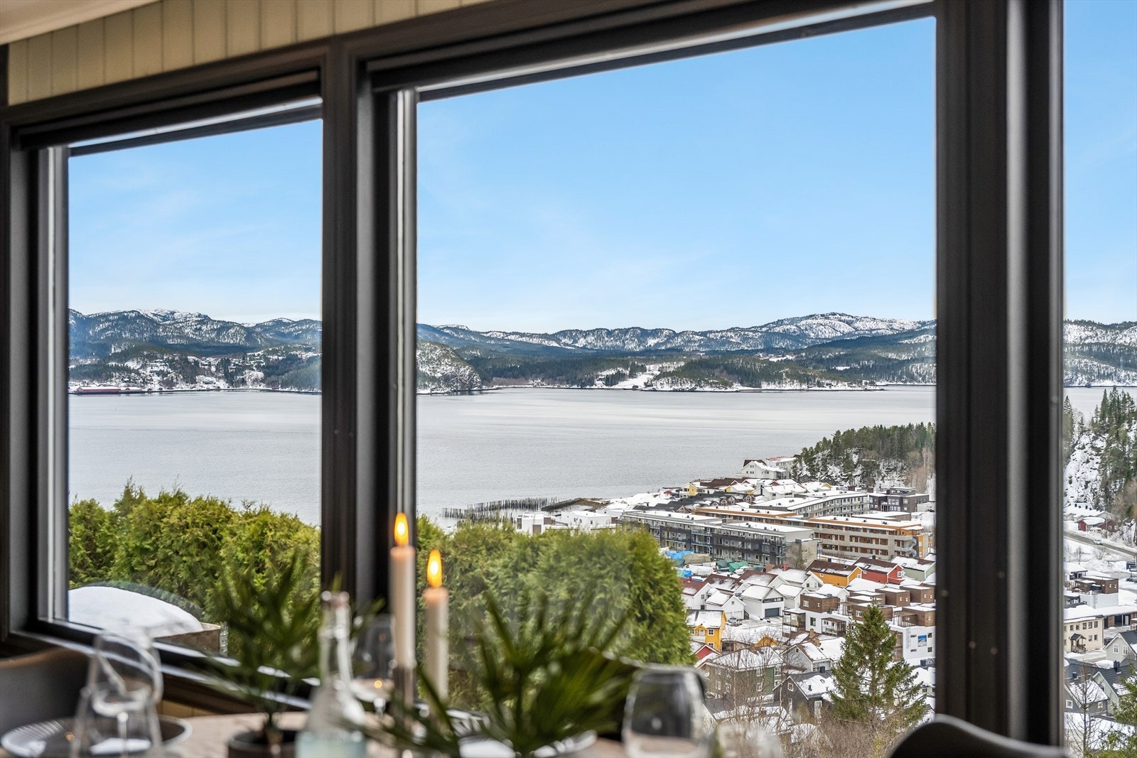 De store vinduene slipper inn rikelig med naturlig lys. Her kan man nyte utsikten fra flere av boligens oppholdsrom. Galleribilde