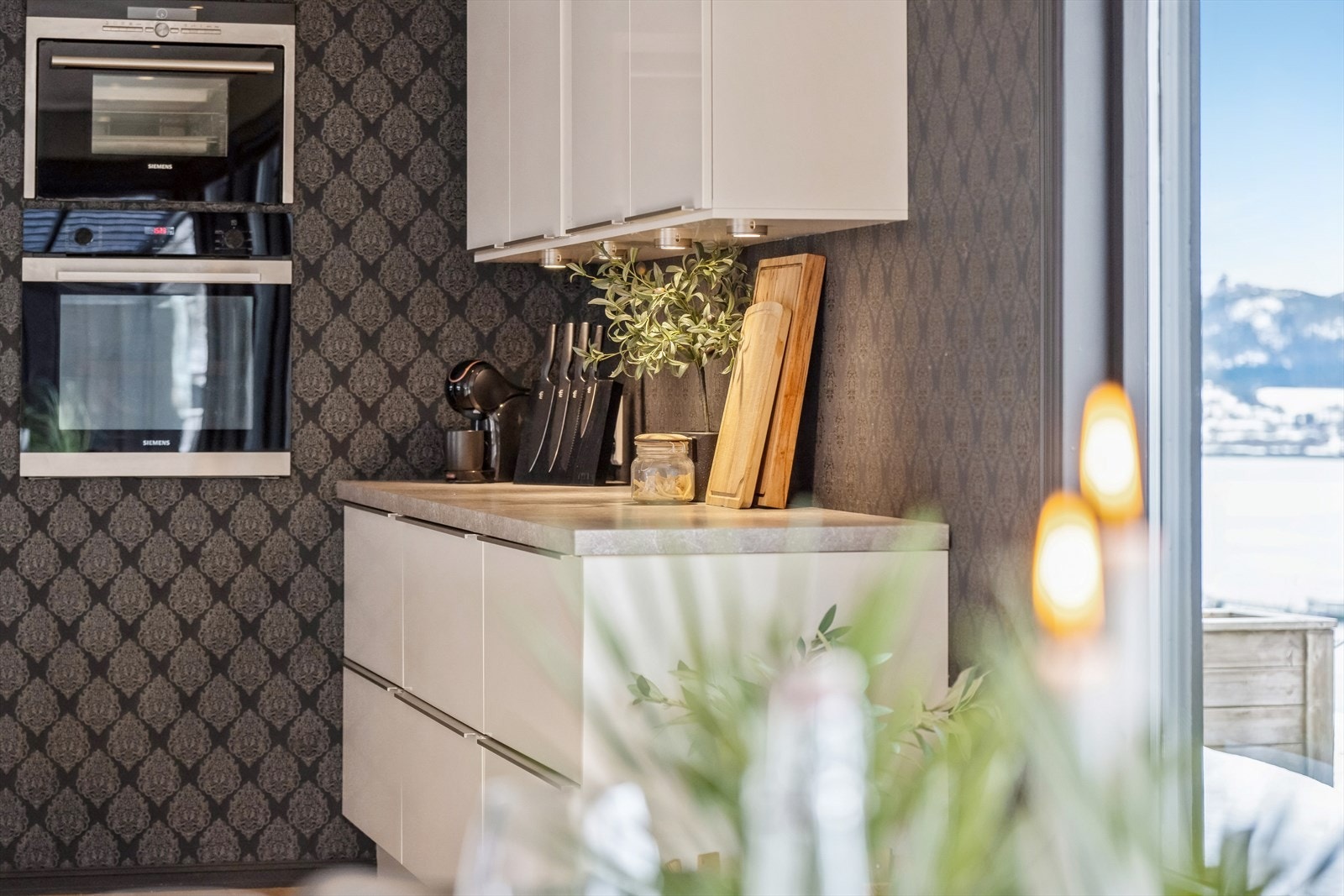 Kjøkkenet har fått tilstandsgrad 1 av takstmann. Innbygd steke-og dampovn. Galleribilde