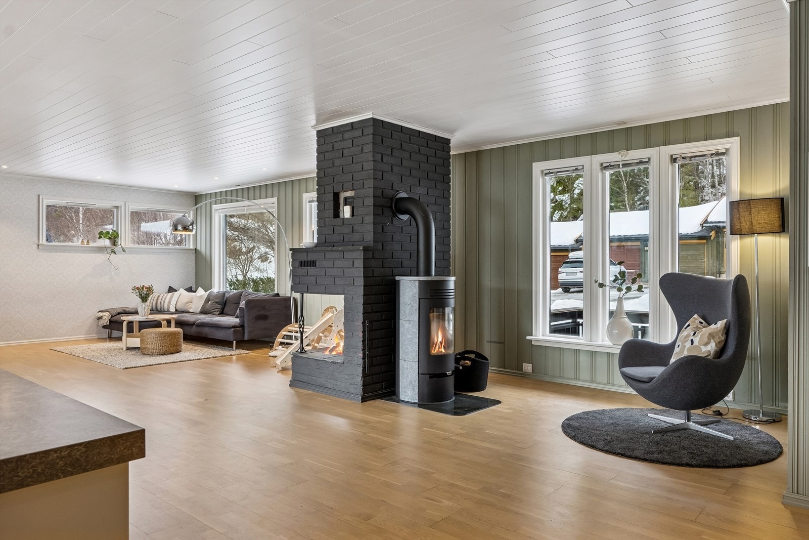 Boligen benytter varmepumpe, elektrisitet og vedfyring som oppvarmingskilder. Galleribilde