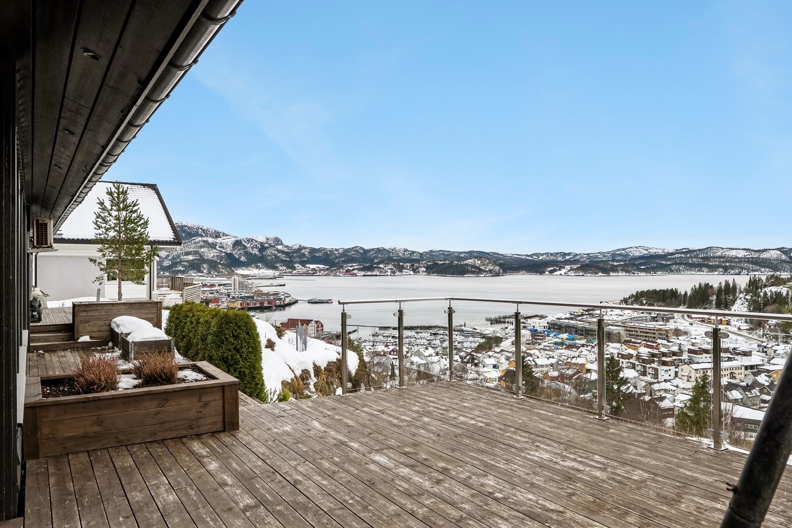 Late sommerkvelder og den fantastiske utsikten kan nytes fra terrasser på hele 95 m2. Galleribilde