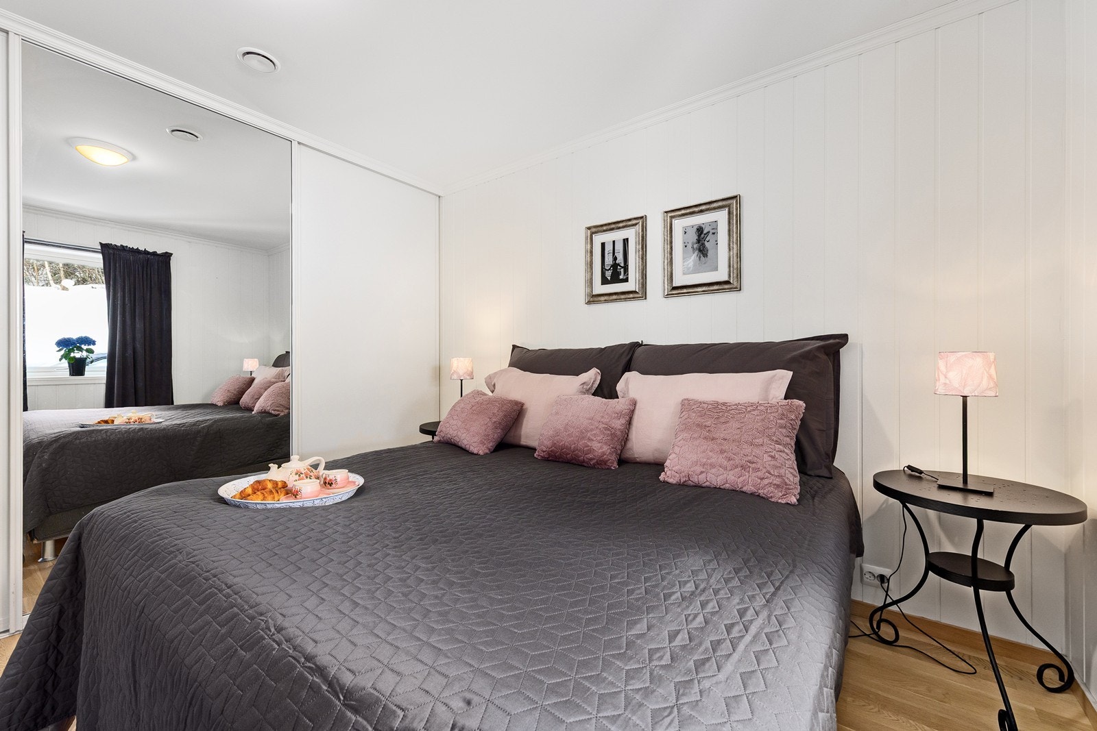 Hovedsoverommet har plass til møblering av dobbeltseng, samt oppbevaring i praktisk skyvedørsgarderobe. Galleribilde